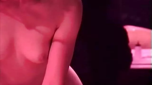 بلا با برادرش چت روم سگسی کار می کند